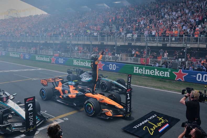 El piloto de McLaren, Lando Norris, de Gran Bretaña, reacciona tras ganar el Gran Premio de Países Bajos de Fórmula Uno en Zandvoort, Países Bajos, el domingo 23 de agosto de 2026. (Foto AP/Patrick Post)