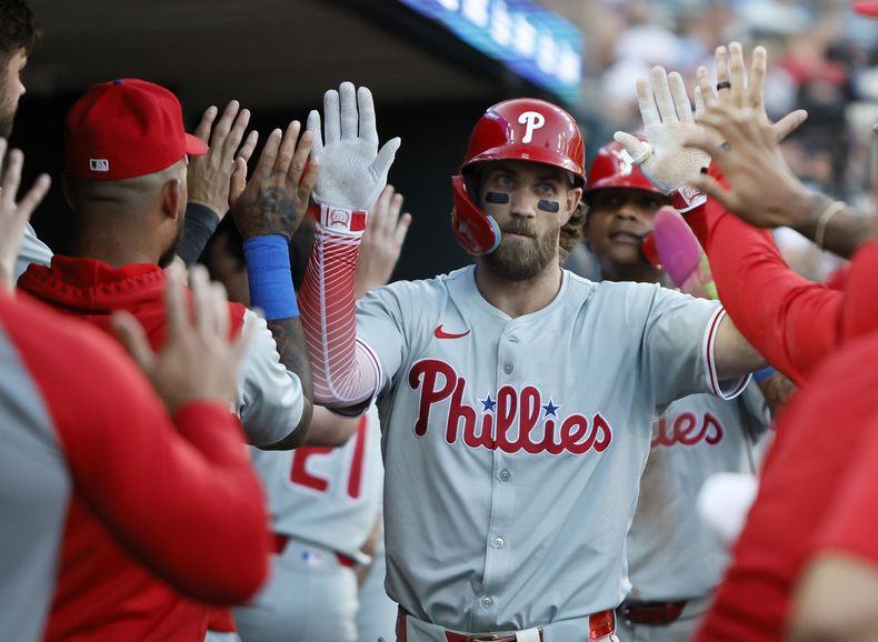 Bryce Harper de los Filis de Filadelfia celebra tras batear un jonrón de tres carreras ante los Tigres de Detroit, el lunes 24 de junio de 2024, en Detroit. (AP Foto/Duane Burleson)