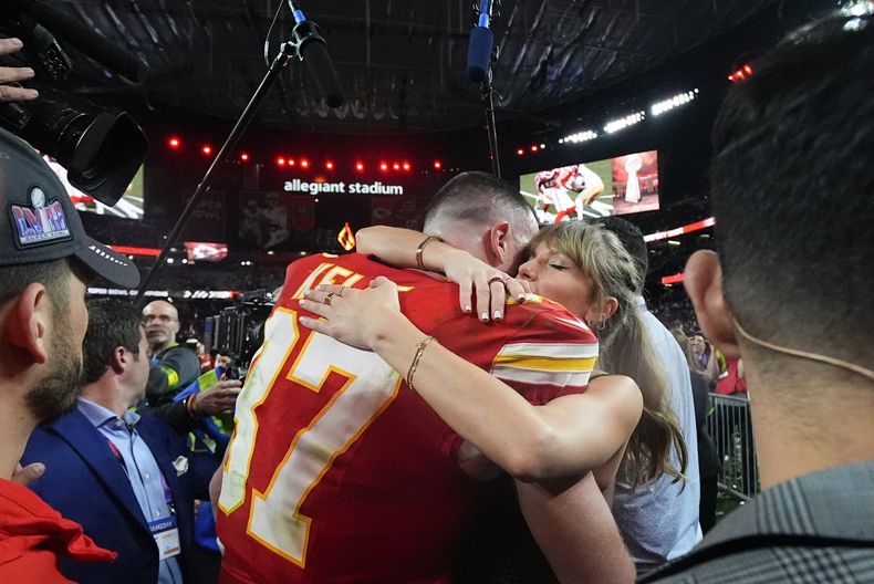 ARCHIVO - Taylor Swift abraza al ala cerrada de los Chiefs de Kansas City, Travis Kelce, después del partido del Super Bowl 58 de la NFL contra los 49ers de San Francisco, el 11 de febrero de 2024, en Las Vegas. Los Chiefs ganaron 25-22 contra los 49ers. (Foto AP/Julio Cortez, archivo)