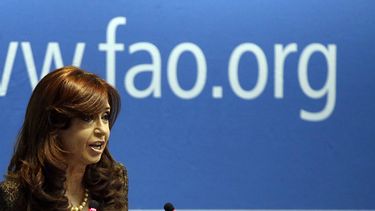 argentina se solidariza con grecia y aconseja por deuda