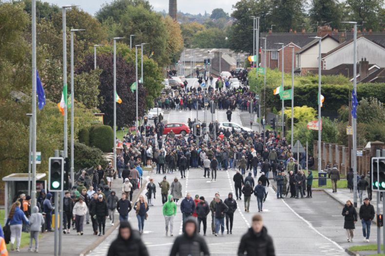 Manifestantes en el Garvaghy Road en la marcha del Loyal Orange en Portadown, Irlanda del Norte, el 27 de septiembre del 27, 2026. (Peter Morrison/PA via AP)