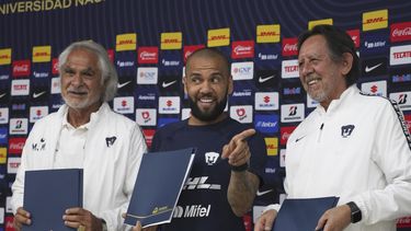 Alves supera pruebas médicas y firma acuerdo con Pumas