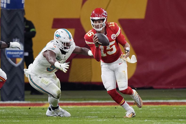 El quarterback de los Chiefs de Kansas City Patrick Mahomes intenta evitar al tacle defensivo de los Dolphins de Miami Christian Wilkins en el encuentro del domingo 5 de noviembre del 2023 en Frankfurt, Alemania. (AP Foto/Martin Meissner)