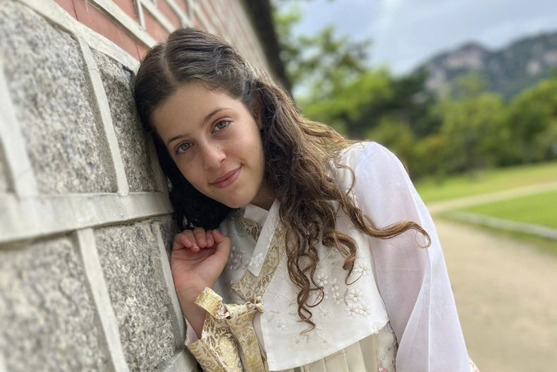 Esta imagen sin fechar dada a conocer por el grupo Hostages and Missing Families Forum muestra a Hila Rotem Shoshani, de 12 años. Hila es una de las 13 personas israelíes en ser liberadas por Hamás la noche del 25 de noviembre de 2023, en la segunda ronda de canjes de rehenes que se realizan en el marco del acuerdo de alto el fuego. (Hostages and Missing Families Forum vía AP)