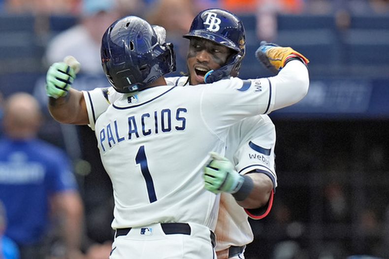 Jorge Mateo, de los Rays de Tampa Bay, celebra su jonrón de dos carreras frente al lanzador de los Orioles de Baltimore, Brandon Young, con su compañero Richie Palacios (1) durante la cuarta entrada del juego de béisbol de Grandes Ligas, el lunes 17 de agosto de 2026, en San Petersburgo, Florida. (AP Foto/Chris OMeara)