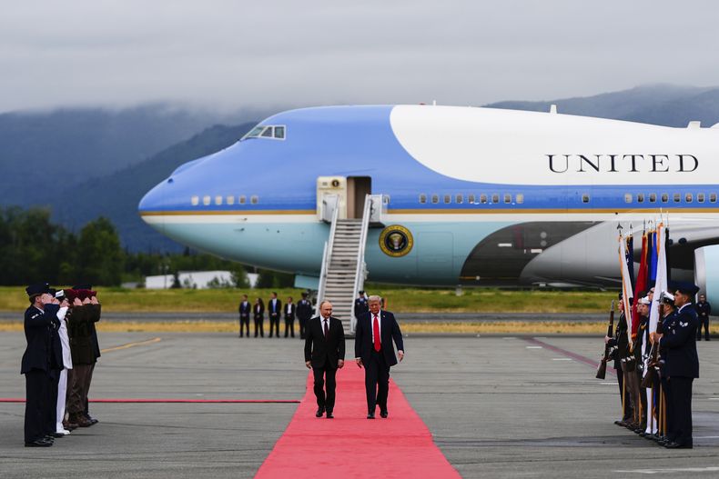 El presidente Donald Trump y su homólogo ruso Vladímir Putin caminan sobre la alfombra roja el viernes 15 de agosto de 2025, en la Base Conjunta Elmendorf-Richardson, Alaska. (AP Foto/Julia Demaree Nikhinson)