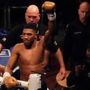 ARCHIVO - Anthony Joshua saluda a los espectadores tras perder ante Oleksandr Usyk, el 25 de septiembre de 2021, en Londres. (AP Foto/Frank Augstein)