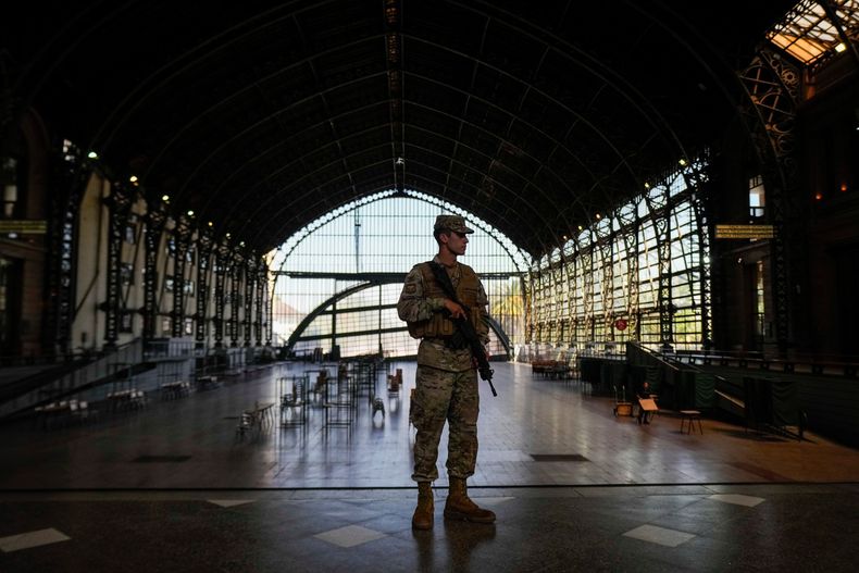 Un soldado custodia la antigua estación de tren de Mapocho, ahora un centro cultural, que se utilizará como centro de votación para las elecciones generales en Santiago de Chile, el viernes 14 de noviembre de 2025. (AP Foto/Esteban Félix)