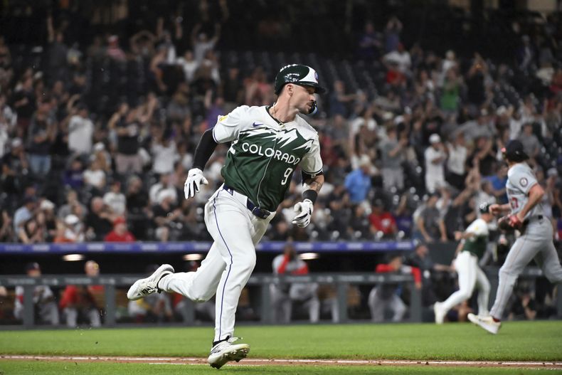 Brenton Doyle, de los Rockies de Colorado, se dirige a primera con un sencillo productor contra los Nacionales de Washington durante la novena entrada el sábado 22 de junio de 2024, en Denver. (AP Foto/Geneva Heffernan)