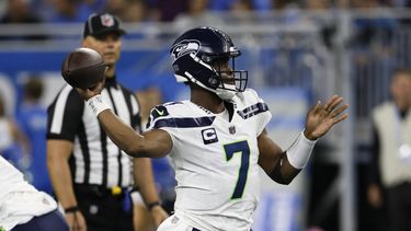 El quarterback Geno Smith de los Seahawks de Seattle lanza un pase ante los Lions de Detroit, el domingo 17 de septiembre de 2023. (AP Foto/Duane Burleson)
