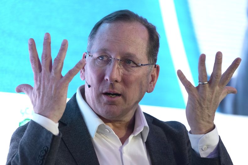 ARCHIVO - Foto del jueves 29 de febrero del 2024, el presidente Eagle Football Holdings, John Textor, habla en la reunión FT Business of Football Summit en Londres. (AP Foto/Kin Cheung, Archivo)