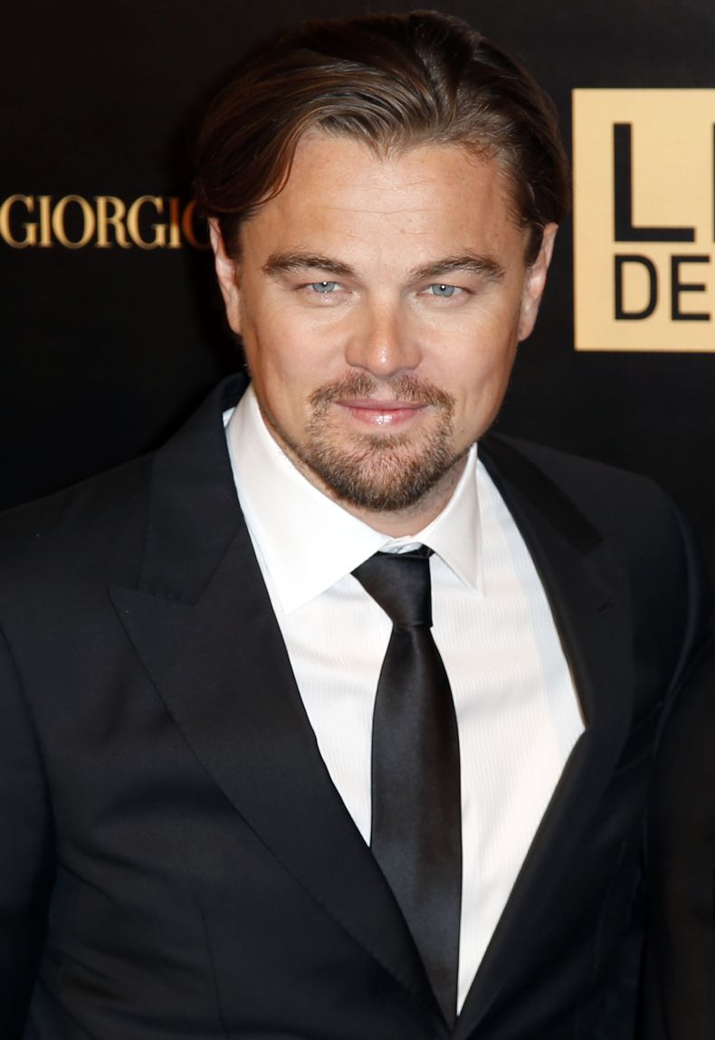 El actor Leonardo DiCaprio llega a una function deThe Wolf of Wall Street en Par&iacute;s, el lunes 9 de diciembre de 2013. DiCaprio anunci&oacute; el lunes que se asociar&aacute; con Venturi Automobiles y entrar&aacute; a un equipo del Campeonato F&oacut