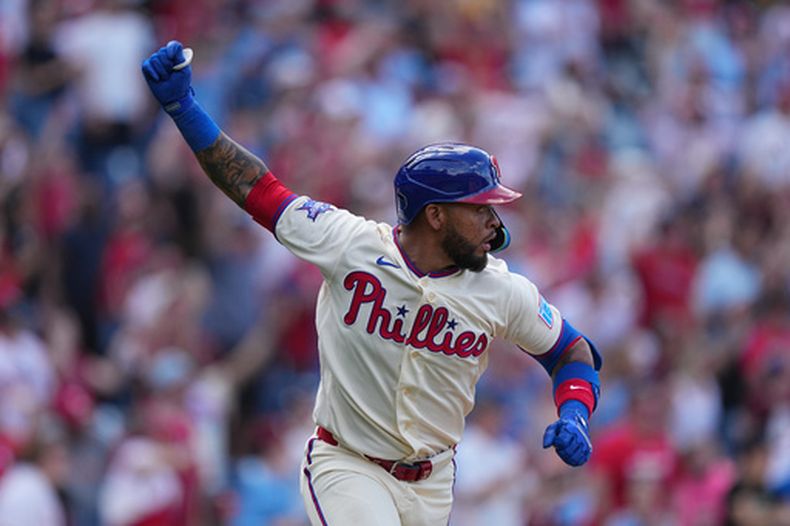 El panameño Edmundo Sosa, de los Filis de Filadelfia, festeja su sencillo de dos carreras ante los Nacionales de Washington, en el juego del miércoles 1 de abril de 2026 (AP Foto/Matt Rourke)