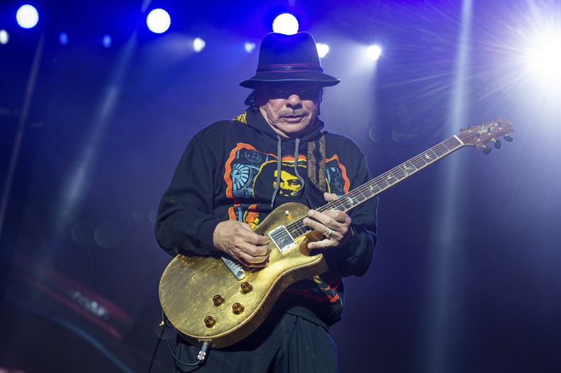 ARCHIVO - Carlos Santana durante su presentación en BottleRock Napa Valley Music Festival en Napa, California, el 26 de mayo de 2019. El documental Carlos presenta la música y la vida del artista galardonado con el Grammy. (Foto Amy Harris/Invision/AP, archivo)