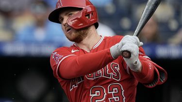 Brandon Drury de los Angelinos de Los Ángeles batea en la primera entrada del encuentro ante los Reales de Kansas City el viernes 16 de junio del 2023. (AP Foto/Charlie Riedel)