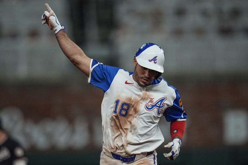 Ramón Laureano (18), de los Bravos de Atlanta, celebra su jonrón solitario contra los Nacionales de Washington en la octava entrada el sábado 24 de agosto de 2024, en Atlanta. (AP Foto/Mike Stewart)