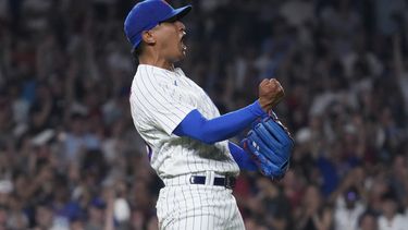 El venezolano Adbert Alzolay, de los Cachorros de Chicago, celebra al final del juego ante los Rojos de Cincinnati, el jueves 3 de agosto de 2023 (AP Foto/Nam Y. Huh)