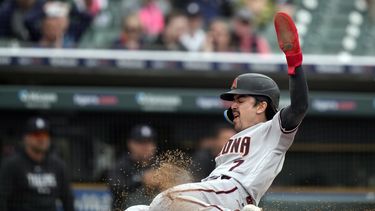 Corbin Carroll de los Diamondbacks de Arizona anota una carrera ante los Tigres de Detroit, el domingo 11 de junio de 2023, en Detroit. (AP Foto/Carlos Osorio)