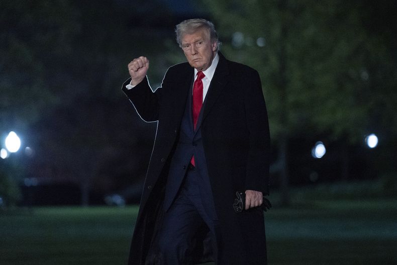 El presidente Donald Trump hace un gesto a los periodistas mientras camina por el jardín sur de la Casa Blanca en Washington, el domingo 13 de abril de 2025. (AP Foto/José Luis Magaña)