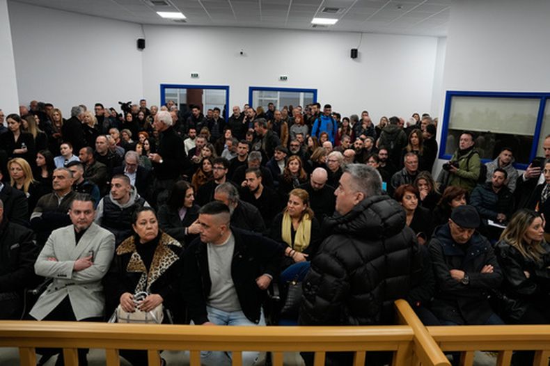 Familiares de las víctimas del choque ferroviario de Tempe, a la espera del juicio en el tribunal de Larisa, Grecia, el lunes 23 de marzo de 2026. (Foto AP/Thanassis Stavrakis)