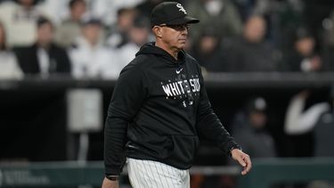 Pedro Grifol, manager de Medias Blancas de Chicago, camina rumbo al montículo para realizar un cambio de lanzador durante la séptima entrada del juego contra los Rays de Tampa Bay, el sábado 29 de abril de 2023, en Chicago. (AP Foto/Erin Hooley)