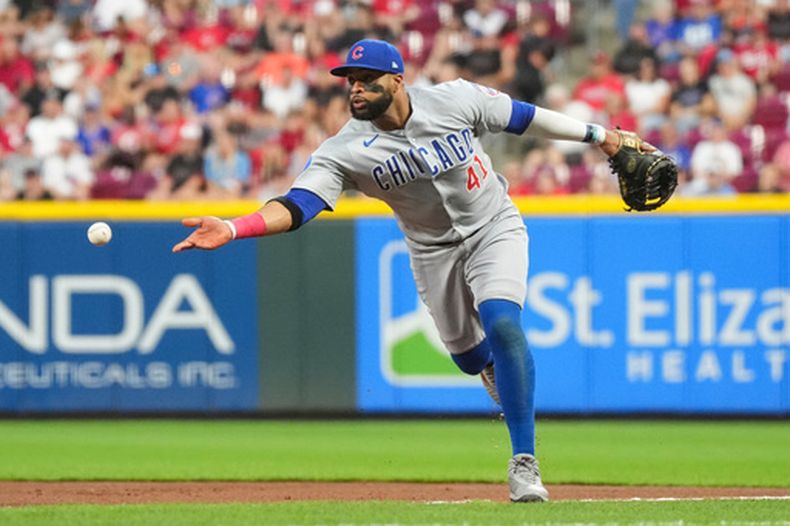 ARCHIVO - El dominicano Carlos Santana, primera base de los Cachorros de Chicago, retira a Noelvi Marte, de los Rojos de Cincinnati, en la primera base durante la tercera entrada de un juego de béisbol, el viernes 19 de septiembre de 2025, en Cincinnati. (AP Photo/Jeff Dean, archivo)