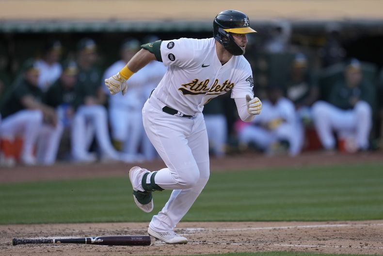 Seth Brown, de los Atléticos de Oakland, corre a la inicial con un sencillo productor en el juego del sábado 5 de agosto de 2023, ante los Gigantes de San Francisco (AP Foto/Jeff Chiu)