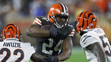Chubb corre para 2 TDs y Browns aplastan 32-13 a Bengals