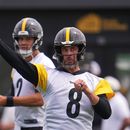 Los quarterbacks de los Steelers de Pittsburgh, Aaron Rodgers (8) y Mason Rudolph (2), realizan un ejercicio durante el campamento de entrenamiento del equipo de la NFL en Latrobe, Pensilvania, el sábado 1 de agosto de 2026. (Foto AP/Gene J. Puskar)