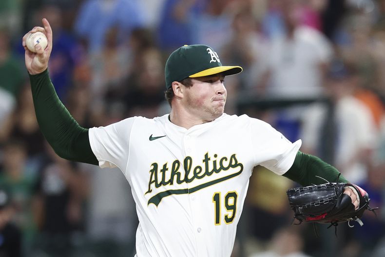 El lanzador de los Atléticos, Mason Miller, lanza contra los Azulejos de Toronto durante la novena entrada de un partido de béisbol el sábado 12 de julio de 2025, en West Sacramento, California. (AP Photo/Sara Nevis)