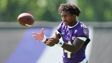 El receptor abierto de los Ravens de Baltimore, Zay Flowers (4), se ejercita durante la práctica en el campamento de entrenamiento de fútbol americano del equipo, el miércoles 29 de julio de 2026, en el Under Armour Performance Center en Owings Mills, Maryland. (Foto AP/Stephanie Scarbrough)