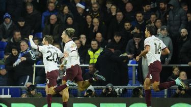 El portugués Bernardo Silva (izquierda), del Manchester City, festeja tras anotar ante el Everton en un duelo de la Liga Premier inglesa, el miércoles 27 de diciembre de 2023 (AP Foto/Jon Super)