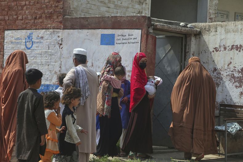 ARCHIVO – Refugiadas afganas entran en un centro de salud en el campamento de refugiados de Kababayan en Peshawar, Paquistán, el 8 de abril de 2025. (AP Foto/Muhammad Sajjad, Archivo)
