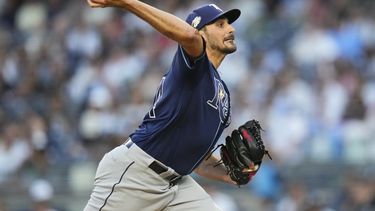 Zach Eflin de los Rays de Tampa Bay lanza durante la primera entrada del juego ante los Yanquis de Nueva York, en Nueva York. Martes 1 de agosto de 2023. (AP Foto/Frank Franklin II)