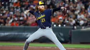 Dustin May, lanzador de los Cerveceros de Milwaukee, trabaja durante la segunda entrada del juego de béisbol de Grandes Ligas frente a los Orioles de Baltimore, el viernes 18 de septiembre de 2026, en Baltimore. (AP Foto/Daniel Kucin Jr.)