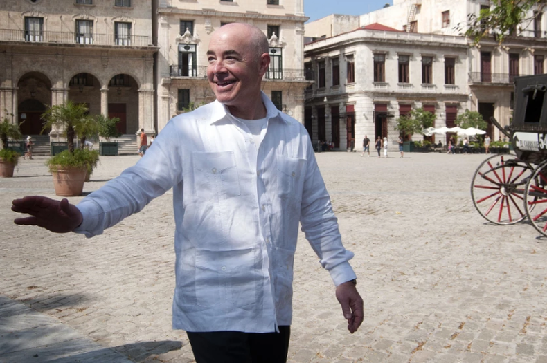 Fotografía de archivo fechada el 30 de octubre de 2015 que muestra al Secretario de Seguridad Nacional del gobierno de Joe Biden, Alejandro Mayorkas, en el centro histórico de La Habana (Cuba). (Roberto Morejón/EFE)