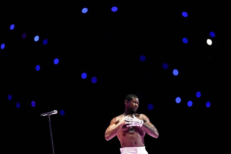 Usher durante su presentación en el espectáculo de medio tiempo del Super Bowl 58 de la NFL entre los 49ers de San Francisco y los Chiefs de Kansas City el domingo 11 de febrero de 2024 en Las Vegas. (Foto AP/John Locher)