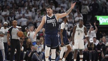 El escolta de los Dallas Mavericks, Luka Doncic (77), durante la segunda mitad en el Juego 1 de las finales de la Conferencia Oeste de baloncesto de la NBA contra los Minnesota Timberwolves, el miércoles 22 de mayo de 2024, en Minneapolis. (AP Foto/Abbie Parr)
