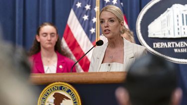 La secretaria de Justicia de Estados Unidos Pam Bondi durante una conferencia de prensa en las oficinas del Departamento de Justicia, el miércoles 16 de abril de 2025, en Washington. (AP Foto/Jose Luis Magana)