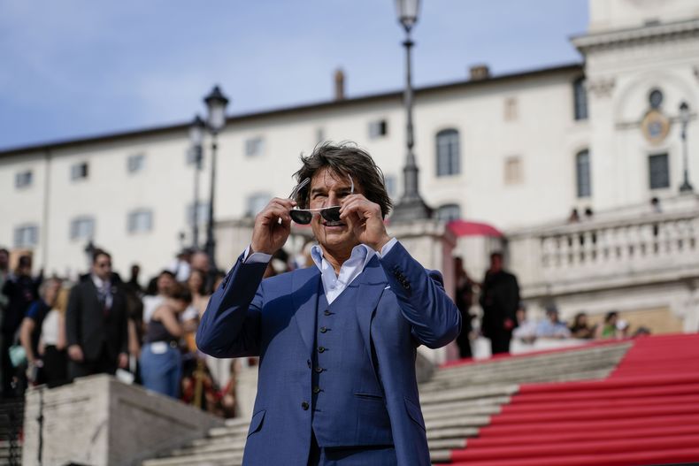 El actor Tom Cruise posa en la alfombra roja de Mission: Impossible - Dead Reckoning en la Plaza de España en Roma el 19 de junio de 2023. (Foto AP/Alessandra Tarantino)