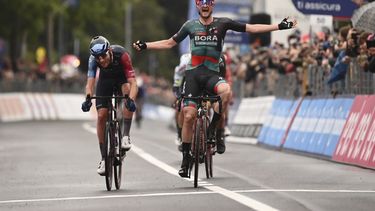 El alemán Nico Denz celebra tras cruzar la meta para ganar la 14ma etapa del Giro de Italia entre Sierre en Suiza y Cassano Magnago, Italia el sábado 20 de mayo del 2023. (Massimo Paolone/LaPresse via AP)