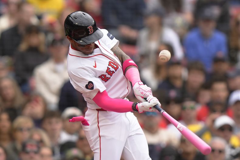Ceddanne Rafaela de los Medias Rojas de Boston conecta un doble de dos carreras ante los Nacionales de Washington, el domingo 12 de mayo de 2024, en Boston. (AP Foto/Steven Senne)