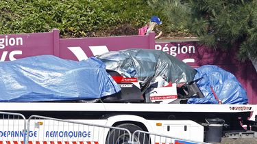 americateve | Los restos del Audi de Loic Duval son retirados durante la pr&aacute;ctica para Le Mans el 11 de junio del 2014. Duval, campe&oacute;n vigente, choc&oacute; y fue hospitalizado. (AP Foto/Remy de la Mauviniere)