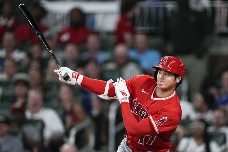 Shohei Ohtani de los Angelinos de Los Ángeles conecta un sencillo en la séptima entrada ante los Bravos de Atlanta el lunes 31 de julio del 2023. (AP Foto/John Bazemore)