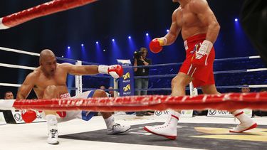 americateve | El campe&oacute;n mundial de peso completo de la FIB, AMB, OMB, OIB, el ucraniano Wladimir Klitschko derriba al retador australiano Alex Leapai durante el combate celebrado el s&aacute;bado 26 de abril de 2014 en Oberhausen, Alemania. (AP Photo/Frank Augs
