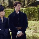 En esta imagen proporcionada por Starz, Julianne Moore, izquierda, y Nicholas Galitzine en una escena de Mary & George. (Sky UK/Starz vía AP)