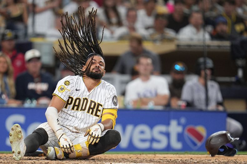 El dominicano Fernando Tatis, de los Padres de San Diego, cae durante un turno al bate el martes 28 de julio de 2026 en el juego ante los Rockies de Colorado (AP Foto/Gregory Bull)