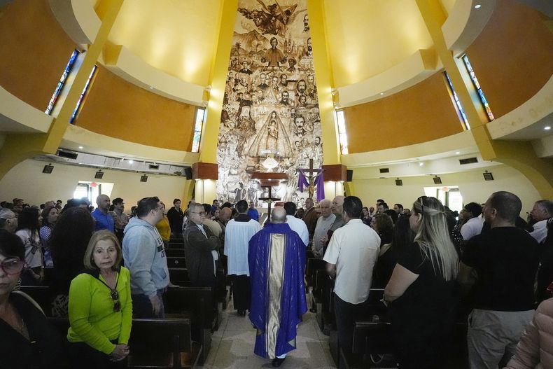 El reverendo Ángel Andrés González, exiliado cubano, oficia la misa en el santuario de Nuestra Señora de la Caridad, conocido como La Ermita, en Miami, Florida, el domingo 25 de febrero de 2024.. (AP Foto/Marta Lavandier)