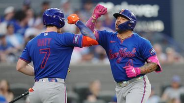 Francisco Álvarez (4), de los Mets de Nueva York, celebra su jonrón solitario contra los Azulejos de Toronto junto a su compañero de equipo Brett Baty (7) durante la quinta entrada de un partido de béisbol en Toronto, el martes 30 de junio de 2026. (Nathan Denette/The Canadian Press vía AP)