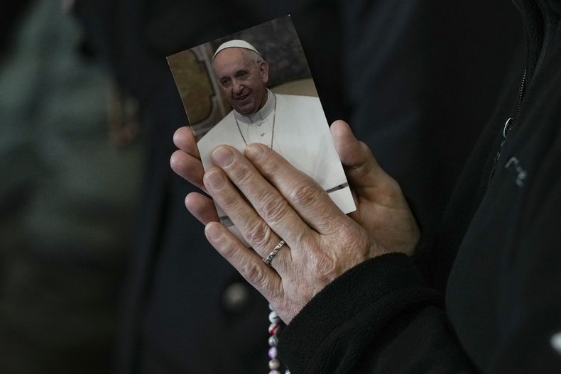 Una monja reza por la salud del papa Francisco en la Plaza de San Pedro en el Vaticano el 10 de marzo del 2025. (AP foto/Andrew Medichini)